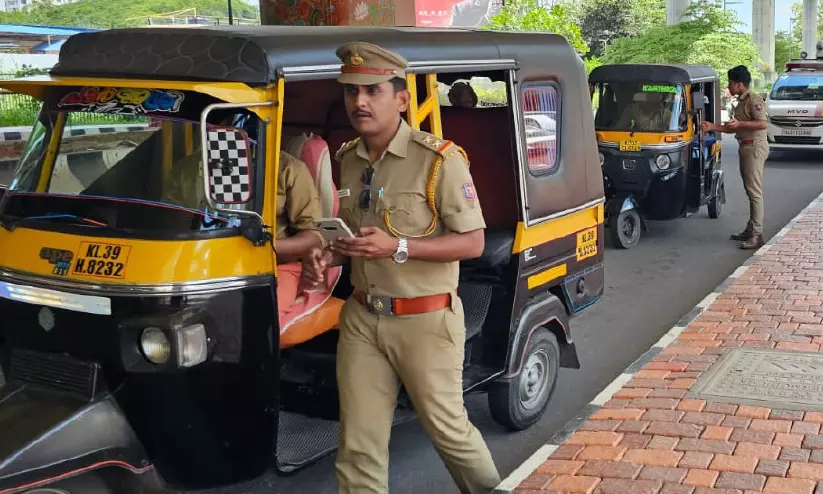 അനധികൃത ഓട്ടോ സർവീസ്: നഗരത്തിൽ മിന്നൽ പരിശോധന അനധികൃത ഓട്ടോ സർവീസ്: നഗരത്തിൽ മിന്നൽ പരിശോധന