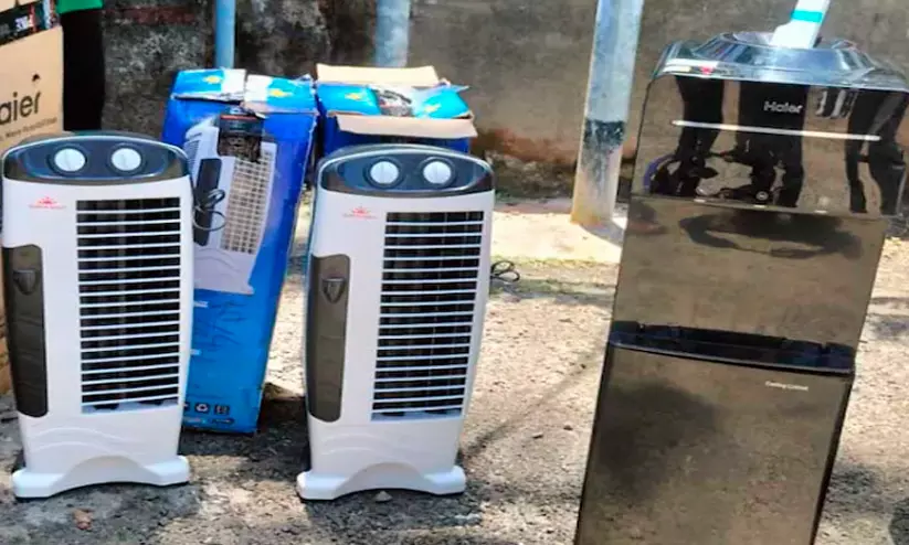 മട്ടാഞ്ചേരിയിൽ വൻ രാസലഹരി വേട്ട; എയർ കൂളറിൽ ഒളിപ്പിച്ചു കടത്തിയ എം.ഡി.എം.എയുമായി രണ്ടുപേര് പിടിയിൽ മട്ടാഞ്ചേരിയിൽ വൻ രാസലഹരി വേട്ട; എയർ കൂളറിൽ ഒളിപ്പിച്ചു കടത്തിയ എം.ഡി.എം.എയുമായി രണ്ടുപേര് പിടിയിൽ