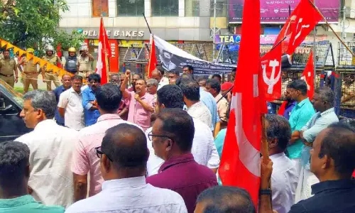 കൈക്കൂലി ആരോപണം: സനീഷ് കുമാർ ജോസഫ് എം.എൽ.എക്കെതിരെ പ്രതിഷേധം ശക്തമാകുന്നു കൈക്കൂലി ആരോപണം: സനീഷ് കുമാർ ജോസഫ് എം.എൽ.എക്കെതിരെ പ്രതിഷേധം ശക്തമാകുന്നു