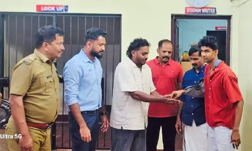ക​ള​ഞ്ഞുകി​ട്ടി​യ സ്വ​ർ​ണ​മാ​ല ഉ​ട​മ​യെ ക​ണ്ടെ​ത്തി തി​രി​കെ ന​ൽ​കി