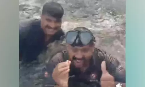 പു​ഴ​യി​ൽ മോ​തി​രം നഷ്ട​പ്പെ​ട്ടു: സ​ന്ന​ദ്ധ പ്ര​വ​ർ​ത്ത​ക​ർ വീ​ണ്ടെ​ടു​ത്ത് ന​ൽ​കി