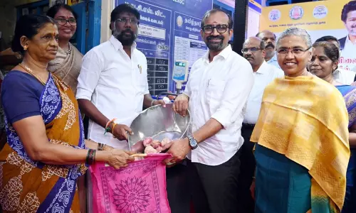 മാർക്കറ്റിൽ 60 രൂപ വരെ, സർക്കാർ വിൽക്കുന്നത് 35ന്; ഉള്ളി വിലയിൽ തമിഴ്നാടിന്റെ ഇടപെടൽ മാർക്കറ്റിൽ 60 രൂപ വരെ, സർക്കാർ വിൽക്കുന്നത് 35ന്; ഉള്ളി വിലയിൽ തമിഴ്നാടിന്റെ ഇടപെടൽ