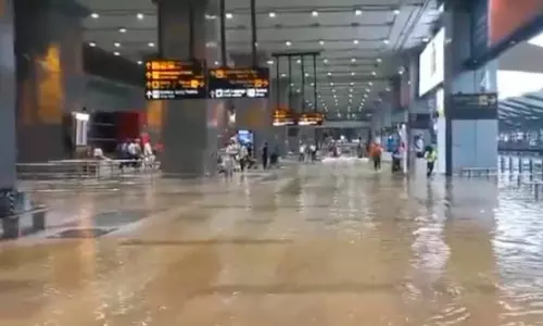 കനത്ത മഴ: ഡൽഹി ഇന്ദിരാഗാന്ധി രാജ്യാന്തര വിമാനത്താവളത്തിൽ വെള്ളം കയറി കനത്ത മഴ: ഡൽഹി ഇന്ദിരാഗാന്ധി രാജ്യാന്തര വിമാനത്താവളത്തിൽ വെള്ളം കയറി