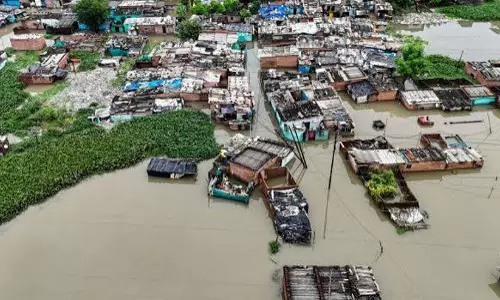 യു.പിയിൽ പ്രളയഭീതി ഒഴിയുന്നില്ല; മൂന്നര ലക്ഷം പേർ ദുരിതത്തിൽ യു.പിയിൽ പ്രളയഭീതി ഒഴിയുന്നില്ല; മൂന്നര ലക്ഷം പേർ ദുരിതത്തിൽ