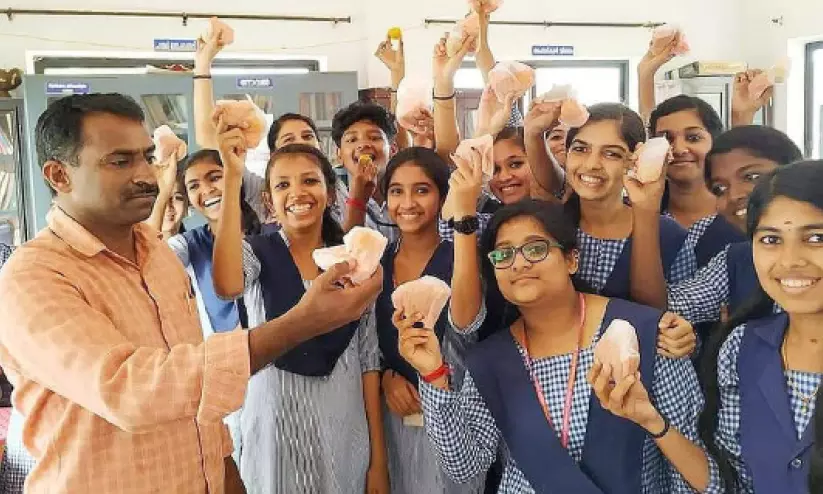 ഇന്ന് അധ്യാപക ദിനം; രതീഷ് മാഷ്; എല്ലാം കായ്ക്കുന്ന മരം ഇന്ന് അധ്യാപക ദിനം; രതീഷ് മാഷ്; എല്ലാം കായ്ക്കുന്ന മരം