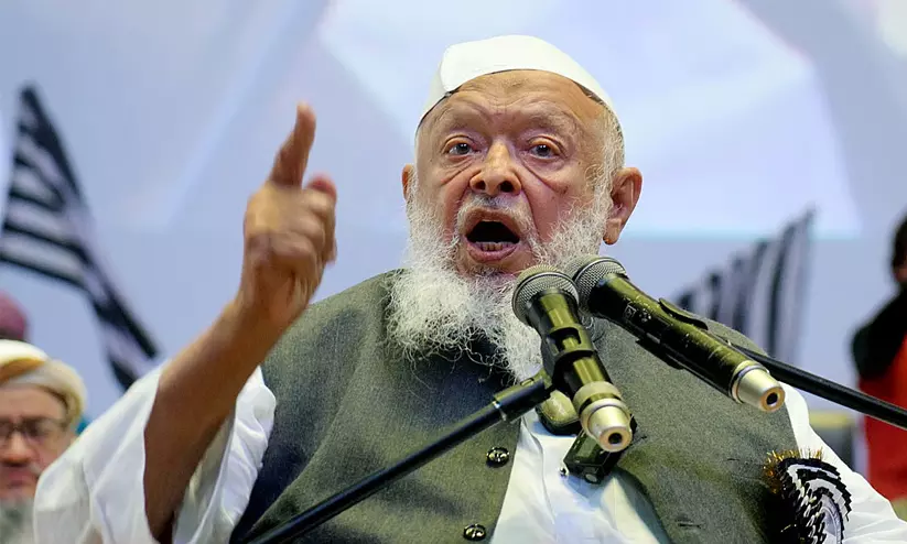 Maulana Arshad Madani addressing an audience Maulana Arshad Madani addressing an audience