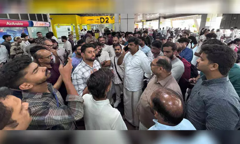 സ്പൈസ് ജെറ്റിന്റെ ഫുജൈറ വിമാന സർവിസ് താളം തെറ്റി; കരിപ്പൂരിൽ പ്രതിഷേധിച്ച് യാത്രക്കാര് സ്പൈസ് ജെറ്റിന്റെ ഫുജൈറ വിമാന സർവിസ് താളം തെറ്റി; കരിപ്പൂരിൽ പ്രതിഷേധിച്ച് യാത്രക്കാര്