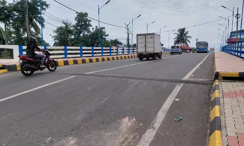 പാലത്തിന്റെ അപ്രോച്ച് റോഡ് താഴുന്നത് അപകടഭീഷണി പാലത്തിന്റെ അപ്രോച്ച് റോഡ് താഴുന്നത് അപകടഭീഷണി