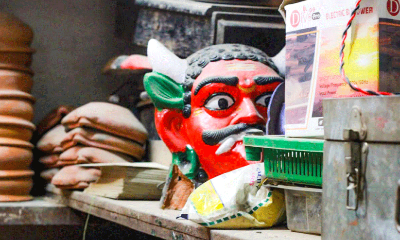 ഇത്തിരി പരിക്കുമായി മൂലയിൽ പതുങ്ങിയ ഒരു കണ്ണേറു കോലം. കെട്ടിട നിർമാണ സ്ഥലങ്ങളിൽ ഇവ ധാരാളമായി ഉപയോഗിക്കുന്നു