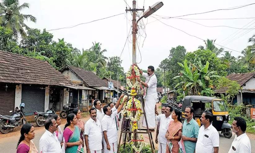 തെരുവുവിളക്കുകൾ കത്തുന്നില്ല; റീത്ത് വച്ച് കോൺഗ്രസ്, മറുപടിയുമായി എൽഡിഎഫ്; ഏരൂരിൽ എൽഡിഎഫ്, യുഡിഎഫ് പോര് തെരുവുവിളക്കുകൾ കത്തുന്നില്ല; റീത്ത് വച്ച് കോൺഗ്രസ്, മറുപടിയുമായി എൽഡിഎഫ്; ഏരൂരിൽ എൽഡിഎഫ്, യുഡിഎഫ് പോര്