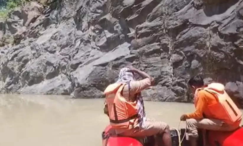 എയർ കംപ്രസ്സർ ക്വാറിയിലേക്ക് മറിഞ്ഞ് യുവാവിന് ദാരുണാന്ത്യം എയർ കംപ്രസ്സർ ക്വാറിയിലേക്ക് മറിഞ്ഞ് യുവാവിന് ദാരുണാന്ത്യം