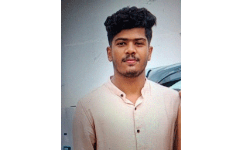 റോഡ് മുറിച്ച് കടക്കുന്നതിനിടെ യുവാവ് വാഹനം തട്ടി മരിച്ചു റോഡ് മുറിച്ച് കടക്കുന്നതിനിടെ യുവാവ് വാഹനം തട്ടി മരിച്ചു