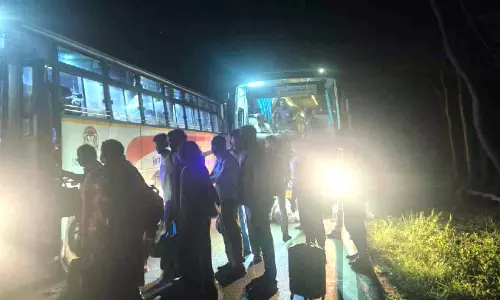 കാട്ടിൽ കുടുങ്ങിയ ബസ്യാത്രികർക്ക് രക്ഷകരായി ബത്തേരി പൊലീസ് കാട്ടിൽ കുടുങ്ങിയ ബസ്യാത്രികർക്ക് രക്ഷകരായി ബത്തേരി പൊലീസ്