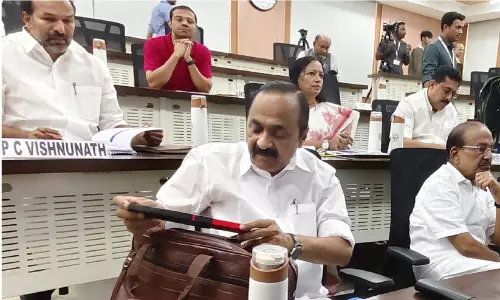 ഐ.ഐ.എമ്മിൽ പരിശീലന പരിപാടി തുടങ്ങി; അനുസരണയുള്ള വിദ്യാർഥികളായി   മുഖ്യമന്ത്രിയും മന്ത്രിമാരും