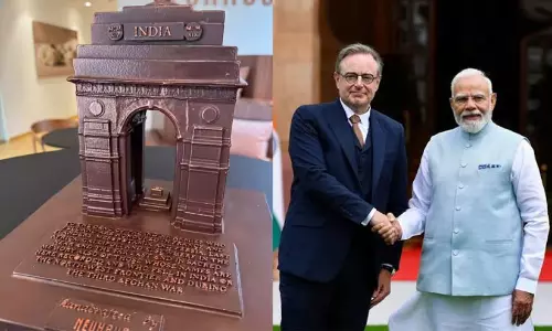 മോദിജിക്കുള്ള സമ്മാനം യാത്രയെ അതിജീവിച്ചില്ല!; ഉരുകിപ്പോയ ഇന്ത്യ ഗേറ്റ് ചോക്ലേറ്റിന്റെ ചിത്രങ്ങൾ പങ്കുവെച്ച് ബെൽജിയം മോദിജിക്കുള്ള സമ്മാനം യാത്രയെ അതിജീവിച്ചില്ല!; ഉരുകിപ്പോയ ഇന്ത്യ ഗേറ്റ് ചോക്ലേറ്റിന്റെ ചിത്രങ്ങൾ പങ്കുവെച്ച് ബെൽജിയം