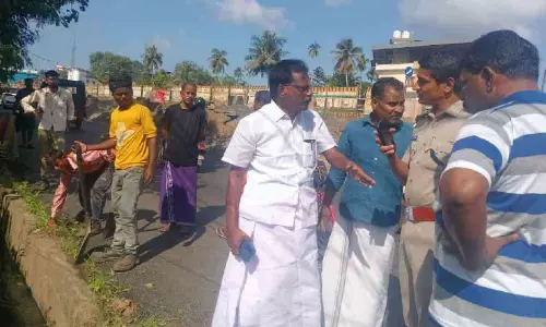ഉയരപ്പാത നിർമാണസ്ഥലത്ത് സംഘർഷം; അപകടഭീതി ഉയർത്തുന്ന പുതിയ റോഡ് ജനപ്രതിനിധികൾ അടപ്പിച്ചു ഉയരപ്പാത നിർമാണസ്ഥലത്ത് സംഘർഷം; അപകടഭീതി ഉയർത്തുന്ന പുതിയ റോഡ് ജനപ്രതിനിധികൾ അടപ്പിച്ചു