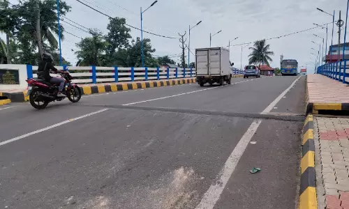 പാലത്തിന്‍റെ അപ്രോച്ച് റോഡ് താഴുന്നത് അപകടഭീഷണി