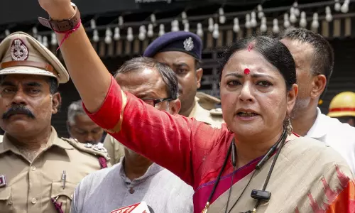കൊതുകുകളോട് കടിക്കരുതെന്ന് പറയാനാകില്ല: ഡെങ്കി വ്യാപനത്തിനിടെ ബംഗാൾ മന്ത്രിയുടെ പരാമർശം വിവാദമാകുന്നു കൊതുകുകളോട് കടിക്കരുതെന്ന് പറയാനാകില്ല: ഡെങ്കി വ്യാപനത്തിനിടെ ബംഗാൾ മന്ത്രിയുടെ പരാമർശം വിവാദമാകുന്നു