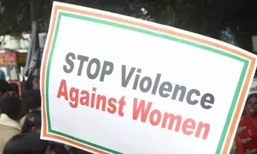 അവിഹിതം ആരോപിച്ച് ആദിവാസി യുവതിയെ പൊതുസ്ഥലത്ത് വിവസ്ത്രയാക്കി, തല മുണ്ഡനം ചെയ്തു; ഏഴ് പേർ പിടിയിൽ