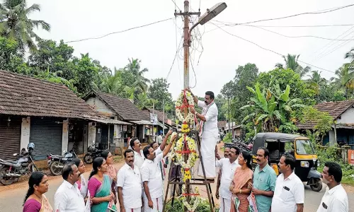തെരുവുവിളക്കുകൾ കത്തുന്നില്ല; റീത്ത് വച്ച് കോൺഗ്രസ്, മറുപടിയുമായി എൽഡിഎഫ്; ഏരൂരിൽ എൽഡിഎഫ്, യുഡിഎഫ് പോര് തെരുവുവിളക്കുകൾ കത്തുന്നില്ല; റീത്ത് വച്ച് കോൺഗ്രസ്, മറുപടിയുമായി എൽഡിഎഫ്; ഏരൂരിൽ എൽഡിഎഫ്, യുഡിഎഫ് പോര്