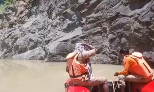 എയർ കംപ്രസ്സർ ക്വാറിയിലേക്ക് മറിഞ്ഞ് യുവാവിന് ദാരുണാന്ത്യം എയർ കംപ്രസ്സർ ക്വാറിയിലേക്ക് മറിഞ്ഞ് യുവാവിന് ദാരുണാന്ത്യം