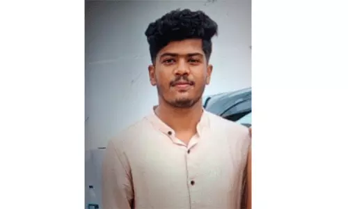 റോഡ് മുറിച്ച് കടക്കുന്നതിനിടെ യുവാവ് വാഹനം തട്ടി മരിച്ചു റോഡ് മുറിച്ച് കടക്കുന്നതിനിടെ യുവാവ് വാഹനം തട്ടി മരിച്ചു