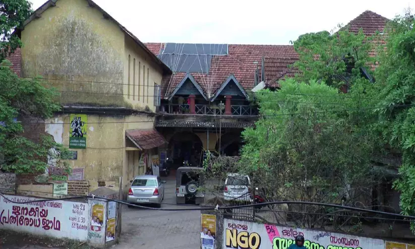 പൊന്നാനി കോടതി കെട്ടിട സമുച്ചയം ഓർമയാകുമോ? പൊന്നാനി കോടതി കെട്ടിട സമുച്ചയം ഓർമയാകുമോ?