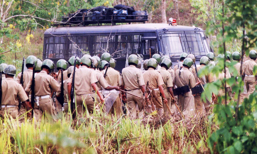 മുത്തങ്ങയിൽ ആദിവാസികളെ നേരിടാൻ വന്ന പൊലീസ്
