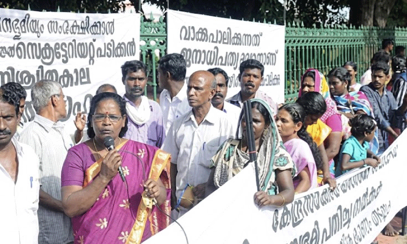 2014 ജൂലൈ ഒമ്പതിന് സെക്രട്ടേറിയറ്റ് പടിക്കൽ ആദിവാസികളുടെ നേതൃത്വത്തിൽ നടത്തിയ നിൽപുസമരത്തിൽ സംസാരിക്കുന്ന സി.കെ. ജാനു