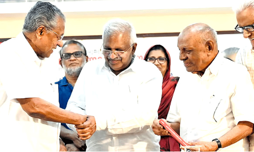 പിണറായി വിജയൻ, പാലോളി മുഹമ്മദ് കുട്ടി, ടി.കെ. ഹംസ എന്നിവർക്കൊപ്പം