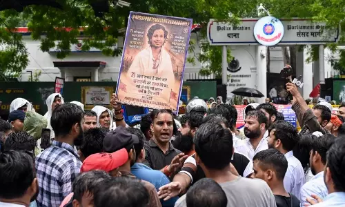 സ്വതന്ത്ര ഭരദ്വാജിന്റെ അറസ്റ്റിനു പിന്നാലെ ഹിന്ദു ദൈവങ്ങളെ അപമാനിച്ചെന്നാരോപിച്ച് നിഷ ആസാദിനും പിതാവിനുമെതിരെ പരാതി