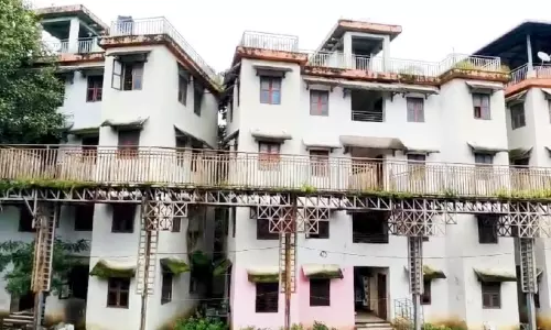 അർഹതപ്പെട്ടവർക്ക് കൈമാറാതെ പൂട്ടിയിട്ടു; കൽപാത്തിയിൽ കാടുമൂടി നശിച്ച് സർക്കാർ ഫ്ലാറ്റുകൾ