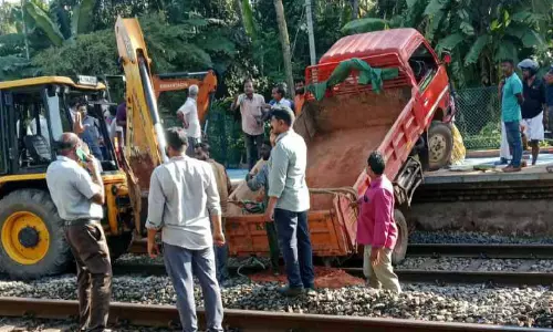 മുക്കാളിയിൽ ഒഴിവായത് വൻ ദുരന്തം; റെയിൽവേ ട്രാക്കിലേക്ക് ടിപ്പർ ലോറി മറിഞ്ഞു മുക്കാളിയിൽ ഒഴിവായത് വൻ ദുരന്തം; റെയിൽവേ ട്രാക്കിലേക്ക് ടിപ്പർ ലോറി മറിഞ്ഞു