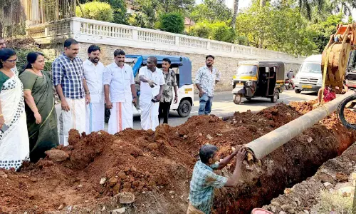 പ​ത്ത​നം​തി​ട്ട ന​ഗ​ര​ത്തി​ലെ ശു​ദ്ധ​ജ​ല വി​ത​ര​ണം; പൈ​പ്പ് മാ​റ്റ​ൽ തു​ട​ങ്ങി
