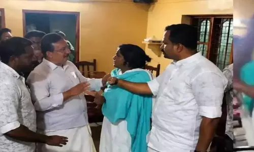ചിറയിൻകീഴിലെ അടിപിടി: പാളയം പ്രദീപിനും സജാദിനും സസ്പെൻഷൻ, രമ്യാ ഹരിദാസിനെ കേട്ട ശേഷം നടപടി ചിറയിൻകീഴിലെ അടിപിടി: പാളയം പ്രദീപിനും സജാദിനും സസ്പെൻഷൻ, രമ്യാ ഹരിദാസിനെ കേട്ട ശേഷം നടപടി