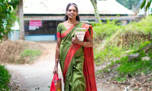 വീട്ടിലെത്തുന്ന പുസ്തകശാല; അറുപതിലും തളരാതെ ഭാഗീരഥിയുടെ പുസ്തക വിതരണം