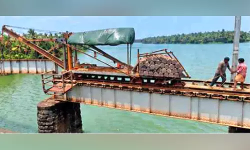 കാര്യങ്കോട് റെയിൽവേ പാലം ഇനി ഓർമയാകും കാര്യങ്കോട് റെയിൽവേ പാലം ഇനി ഓർമയാകും