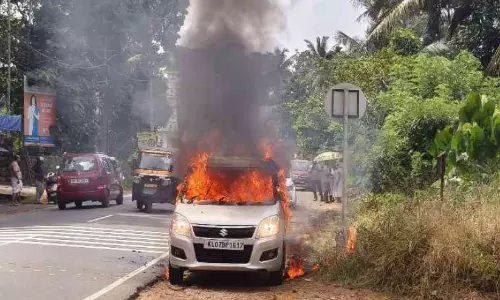ഓട്ടത്തിനിടെ കാറിൽ തീപിടിത്തം; യാത്രക്കാർ അത്ഭുതകരമായി രക്ഷപ്പെട്ടു ഓട്ടത്തിനിടെ കാറിൽ തീപിടിത്തം; യാത്രക്കാർ അത്ഭുതകരമായി രക്ഷപ്പെട്ടു