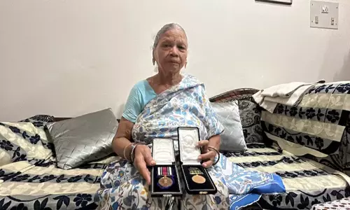 22 വർഷമായിട്ടും വാഗ്ദാനം പാലിക്കപ്പെട്ടില്ല: വീരമൃത്യു വരിച്ച ജവാന്റെ അമ്മ ശൗര്യചക്ര തിരികെ നൽകാനൊരുങ്ങുന്നു 22 വർഷമായിട്ടും വാഗ്ദാനം പാലിക്കപ്പെട്ടില്ല: വീരമൃത്യു വരിച്ച ജവാന്റെ അമ്മ ശൗര്യചക്ര തിരികെ നൽകാനൊരുങ്ങുന്നു