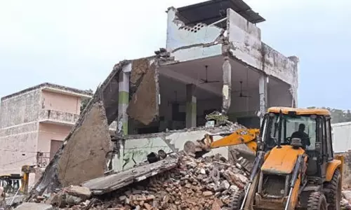 ഉത്തർപ്രദേശിൽ ചരിത്രപ്രസിദ്ധമായ മസ്ജിദ് പൊളിച്ചതിൽ പ്രതിഷേധം ശക്തം ഉത്തർപ്രദേശിൽ ചരിത്രപ്രസിദ്ധമായ മസ്ജിദ് പൊളിച്ചതിൽ പ്രതിഷേധം ശക്തം