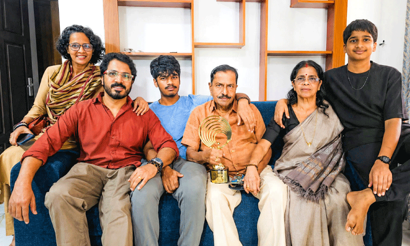 അച്ഛൻ ദിവാകരൻ അയ്യത്താൻ, അമ്മ വസന്ത ദിവാകരൻ, ഭാര്യ ഷർമിള, മക്കൾ ധ്യാൻ, ദേവ് എന്നിവർക്കൊപ്പം ദിൻജിത്ത് അയ്യത്താൻ