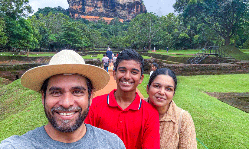 ഭർത്താവും മകനുമൊപ്പം ഒരു കുടുംബ സെൽഫി