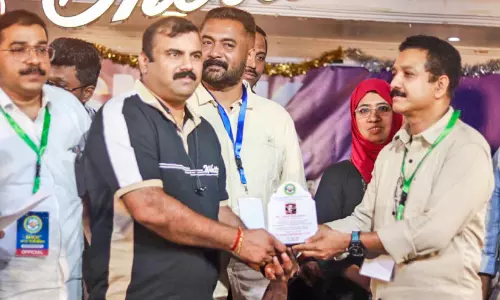 അ​ജീ​ഷ് ര​വീ​ന്ദ്ര​ന് റി​യാ​ദ് എ​സ്.​എം.​സി കൂ​ട്ടാ​യ്മ യാ​ത്രയ​യ​പ്പ് ന​ൽ​കി