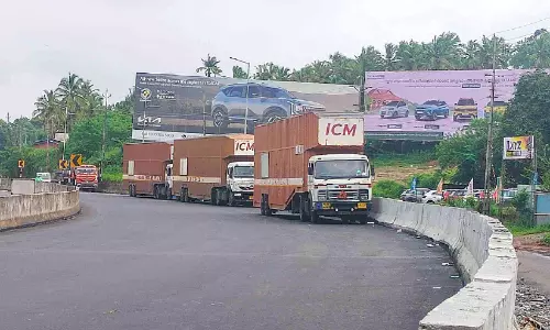 ദേശീയ പാതയിൽ വലിയ വാഹനങ്ങളുടെ പാർക്കിങ് അപകടഭീഷണി