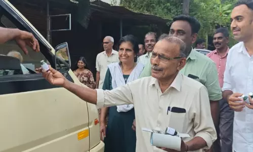 കണിയാരം-പിലാക്കാവ് റോഡില്‍ നടുവൊടിയും യാത്ര യാത്രക്കാര്‍ക്ക് കുഴമ്പ് നല്‍കി സി.പി.എം പ്രതിഷേധം