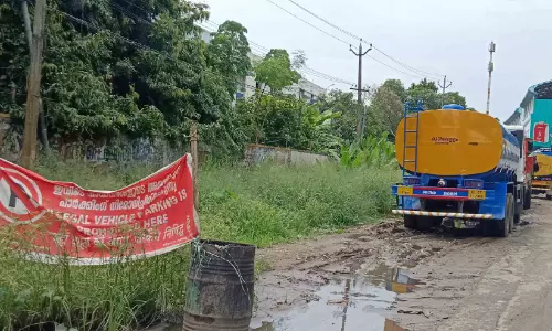 അപകടം പതിവ്: യാത്രക്കാർക്ക് ഭീഷണിയായി ദേശീയപാതയിലെ അനധികൃത പാർക്കിങ് അപകടം പതിവ്: യാത്രക്കാർക്ക് ഭീഷണിയായി ദേശീയപാതയിലെ അനധികൃത പാർക്കിങ്