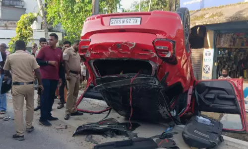 ഒറ്റപ്പുന്ന മേൽപാലത്തിൽനിന്ന് കാർ താഴേക്ക് പതിച്ചു