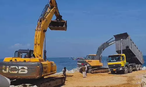 മുതലപ്പൊഴി തുറമുഖം; പുലിമുട്ട് നിർമാണം പുനരാരംഭിച്ചു മുതലപ്പൊഴി തുറമുഖം; പുലിമുട്ട് നിർമാണം പുനരാരംഭിച്ചു