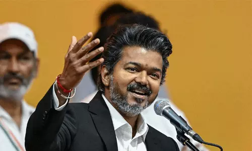 വിജയ്യുടെ‘തായ് മാമൻ തങ്ക മോതിരം’ പദ്ധതിക്ക് തുടക്കമാകുന്നു; തമിഴ്നാട്ടിൽ 1.28 ലക്ഷത്തിലധികം കുഞ്ഞുങ്ങൾക്ക് സ്വർണമോതിരം നൽകും വിജയ്യുടെ‘തായ് മാമൻ തങ്ക മോതിരം’ പദ്ധതിക്ക് തുടക്കമാകുന്നു; തമിഴ്നാട്ടിൽ 1.28 ലക്ഷത്തിലധികം കുഞ്ഞുങ്ങൾക്ക് സ്വർണമോതിരം നൽകും