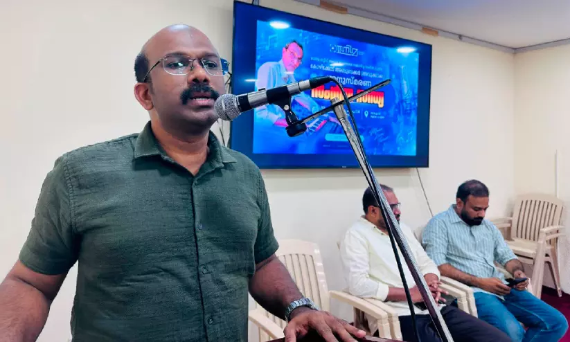 കോഴിക്കോട് അബൂബക്കര് മാപ്പിളപ്പാട്ടുവഴിയിലെ വേറിട്ട വ്യക്തിത്വം: ഷഫീര് വാടാനപ്പള്ളി കോഴിക്കോട് അബൂബക്കര് മാപ്പിളപ്പാട്ടുവഴിയിലെ വേറിട്ട വ്യക്തിത്വം: ഷഫീര് വാടാനപ്പള്ളി